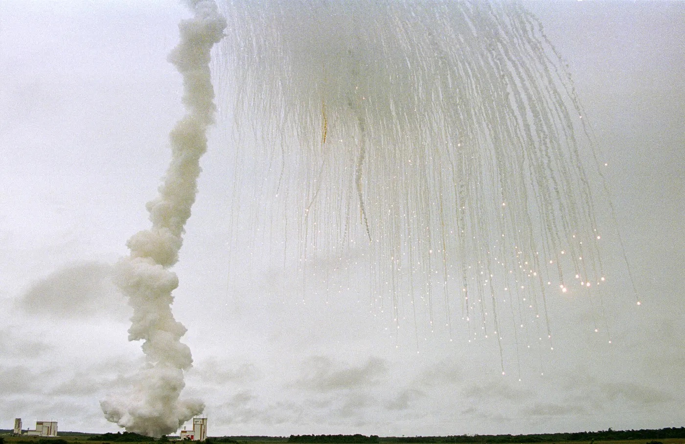 De ontploffing van Ariane 5 vlucht V-88, 37 seconden na de lancering.